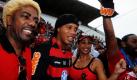 Ronaldinho Gaucho (Mitte) wird von Fans umringt, als er als neuer Spieler des brasilianischen Fußballclub Flamengo in Rio de Janeiro vorgestellt wird. So viel Geld wie für den 30-Jährigen wurde in Brasilien noch nie für einen Fußballer ausgegeben, heißt es: Etwa 3 Millionen Dollar sollen gezahlt worden sein. Ronaldinho verpflichtet sich, dem Club mindestens bis 2014 treu zu bleiben.  Foto: dpa