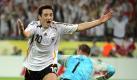 Nach diesem Treffer lag sich 2006 die ganze Nation in den Armen: Nach einer Flanke des One-Hit-Wunders David Odonkor gelang Oliver Neuville (Foto) das späte 1:0 gegen Polen. Foto: dpa