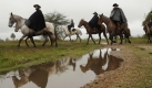 Dem uruguaischen Nationalhelden Jose Artigas.erweisen diese Gauchos mit einem traditionellen Ritt über 300 Kilometer die Ehre. Foto: ap