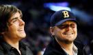 US actors Zac Efron (L) and Leonardo DiCaprio (R) enjoy a laugh while courtside at the Denver Nuggets at Los Angeles Lakers basketball game in Los Angeles, California, USA 21 November
 Foto: dpa