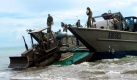 Australische Militäreinheiten bringen schwere Maschinen nach Gandoriah Beach, Indonesien. Sie helfen beim Wiederaufbau der vom Erdbeben zerstörten Region. Am 30. September bebte die Erde in Indonesien. Foto: ap