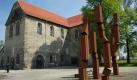 Das Burchardikloster in Halberstadt, aufgenommen am Donnerstag (04.05.2006). Es beherbergt das John-Cage-Orgelprojekt 'As slow as possible' (So langsam wie möglich). Beim längsten Musikstück der Welt wird am Freitag (05.05.2006) ein Klangwechsel vollzogen. In der Burchardi-Kirche wird 639 Jahre lang ein Orgelstück des Avantgarde-Komponisten John Cage aufgeführt, auf einer eigens zu diesem Zweck geschaffenen Orgel. Der Start des Stücks war im Jahr 2001. Das wohl originellste Experiment in der Musikgeschichte beinhaltet nicht nur die unendliche Langsamkeit beim Spiel der Cage-Partitur mit der Anweisung 'as slow as possible', sondern auch den extrem langsamen Bau der dazugehörigen Orgel. Foto: dpa