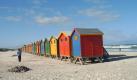 Keine Lust auf überfüllte Strände? Wie wäre es dann mit einem Abstecher nach Südafrika? Muizenberg Beach, südlich von Kapstadt gelegen, bietet Strandflair für Individualisten. Besonderer Blickfang: Die bunten Standhäuschen, die man mieten kann. Foto: flickr/Andrew Deacon/Creative Commons Licence
