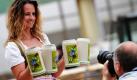 Francesca Montaldo vom Tourismusamt der Stadt München posiert in München während der offiziellen Präsentation des Wies'n Masskruges für das 200. Oktoberfest mit zwei Krügen aus Stein. Rund einen Monat vor dem traditionellen O'zapft is hat der bayerische Kabarettist Gerhard Polt den diesjährigen Wiesn-Krug vorgestellt. Er meinte scherzhaft, der Steinkrug sei was Schönes als Erinnerung. Nur zum Trinken sei er ungeeignet. Foto: ddp