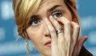 Kate Winslet entkommt Feuer in Branson-Villa
Vorspann: 	
Text: 	

London (dpa) - Schauspielerin Kate Winslet (35) und ihre beiden Kinder sind zusammen mit anderen Gästen einem Feuer in einer Villa von Virgin-Gründer Richard Branson (61) in der Karibik entkommen.

Der Brand sei in der Nacht in dem Luxusheim des Multimillionärs und Abenteurers auf dessen Privatinsel Necker Island ausgebrochen, sagte ein Virgin-Sprecher am Montag. Zu dem Zeitpunkt seien etwa 20 Leute in dem Haus gewesen, darunter auch Bransons 90 Jahre alte Mutter Eve und seine 29-jährige Tochter Holly. Alle hätten sich rechtzeitig in Sicherheit bringen können, niemandem sei etwas passiert.

Der Sachschaden dürfte in die Millionen gehen. «Das Haupthaus ist komplett zerstört und das Feuer ist noch nicht mal ganz aus», sagte Branson laut der britischen Nachrichtenagentur PA. «Mein Büro war in dem Haus und ich habe Tausende Fotos verloren, was mich sehr traurig macht.» Ein schwerer tropischer Sturm mit Blitzen und extremen Windböen habe das Haus in der Nacht getroffen.

Branson hatte Necker Island in den frühen 1980er Jahren gekauft. Das Eiland gehört zu den Britischen Jungferninseln, einem britischen Überseegebiet. 1982 begann Branson mit dem Bau des Hauses, das acht Schlafzimmer hatte. Branson hatte 1969 einen Versandhandel für Billig-Schallplatten gegründet und ihn Virgin, was auf Deutsch Jungfrau bedeutet, genannt - als Ausdruck seiner unternehmerischen Unerfahrenheit. In den vergangenen Jahrzehnten baute er ein ganzes Imperium mit rund 50 Firmen unter dem Namen Virgin auf.
Ressort: 	VIP
Schlagworte: 	Leute/Brände/Großbritannien/ Foto: dpa