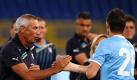 Trainer Edy Reja (l) begrüßt bei einem Freundschaftsspiel von Lazio Miroslav Klose (r). Foto: dpa