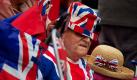 Der Fan des britischen Königshauses Terry Hutt sitzt in einer Reihe von Zelten gegenüber der Kathedrale Westminster Abbey in London. Schon am Dienstag hatte er sein Lager dort aufgeschlagen, um die beste Sicht auf das Brautpaar Prinz William und Kate Middleton zu erhalten, die am Freitag heiraten werden. Foto: dpa