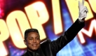 Jermaine Jackson nimmt bei den American Music Awards den Preis für seinen verstorbenen Bruder Michael als bester Künstler in der Kategorie Rock/Pop entgegen. Foto: ap