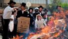 Ultra-orthodoxe Juden begehen in Bnei Brak außerhalb von Tel Aviv den Beginn der jüdischen Passah-Feiertage, indem sie Brot ins Feuer werfen. Das Fest erinnert an eine biblische Geschichte, die von der Flucht des israelischen Volkes aus der Sklaverei der Ägypter erzählt. Alle Sauerteigprodukte sind während des Festes verboten und müssen deshalb vernichtet werden. Foto: dpa