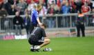 HSV-Keeper Frank Rost musste sechs Gegentreffer hinnehmen, da half auch der Trost von Kollege David Jarolim nichts mehr. Nach der Demütigung sagt Rost: Sie können so gar nicht mehr arbeiten. Das ist Wahnsinn! Foto: dpa