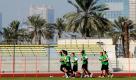 Spieler des Fußball-Bundesligisten Werder Bremen joggen in Dubai während der Trainingseinheit am Vormittag an der Kulisse der Wüstenmetropole vorbei.  Foto: dpa