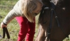 Die dreijährige Amy mit ihrem Pferd Ramina auf dem Pony- und Pferdehof im brandenburgischen Sieversdorf (Oder-Spree). Foto: dpa