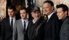 Prominente Produzenten, unbekannte Hauptdarsteller:Steven Spielberg (Mitte) und Tom Hanks (Zweiter von rechts) sind die Macher von The Pacific. Die spektakuläre US-Serie über den Zweiten Weltkrieg ist mit einem Budget von mehr als 100 Millionen Dollar eines der teuersten TV-Projekte aller Zeiten und Favorit auf den Emmy-Award. Heute Abend läuft die erste Folge auf Kabel Eins. Foto: AP