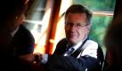 Manchmal sieht Politik ganz entspannt aus: Niedersachsens Ministerpräsident Christian Wulff (CDU) während seiner Sommerreise auf der Fahrt von Stade nach Barchel im Moorexpress. Bis Freitag macht Wulff an über 20 Orten in ganz Niedersachsen Station. Foto: ddp