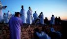 Mitglieder der Samaritanischen Gemeinschaft versammeln sich zu einem Gebet auf einem Berg im Westjordanland. Foto: ap
