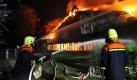 In der Nacht zum Donnerstag zerstörte ein Feuer das Freizeitbad «Wananas» in Herne. Wenn das Bad weiter betrieben werden soll, müsste es komplett neu aufgebaut werden, sagte ein Polizeisprecher.  Foto: dapd