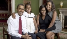 A White House handout photo released 23 October 2009 of US President Barack Obama (L), First Lady Michelle Obama (2nd R), and their daughters, Malia (R) and Sasha, sitting for a family portrait in the Green Room of the White House in Washington, DC, USA, 01 September 2009. It is the first official White House portrait of the Obamas and was taken by famed photographer Annie Leibovitz. EPA/ANNIE LEIBOWITZ / WHITE HOUSE HANDOUT EDITORIAL USE ONLY +++(c) dpa - Bildfunk+++ Foto: dpa