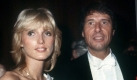 Udo Jürgens mit seiner Freundin und späteren Ehefrau Corinna, aufgenommen beim Wiener Opernball (Archivfoto vom 26.02.1987). Nach einem Bericht des Magazins 'Bunte' soll sich das Paar jetzt getrennt haben. Sogar von Scheidung sei die Rede. Die beiden sind seit 1999 verheiratet. Vor 25 Jahren hatte Udo Jürgens die damals 17-jährige Corinna kennengelernt. 1989 ließ sich der heute 68-Jährige von seiner Frau Panja scheiden, doch auch die Beziehung mit Corinna scheiterte. 1997 hätten beide wieder zueinander gefunden und ihre Liebe mit der Heirat besiegelt. Foto: dpa