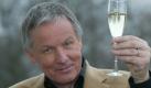 Talkshow-Moderator und Pfarrer Juergen Fliege prostet am Donnerstag (08.01.04) den Fotografen mit einem Glas Sekt waehrend eines Fototermins in Hamburg anlaesslich des zehnjaehrigen Bestehen seiner Talkshow 'Fliege'. In diesen zehn Jahren sprach Fliege in insgesamt 1.500 Sendungen mit 9.829 menschlichen Gaesten sowie Papageien, Hunden, Katzen, Ratten, Maeusen, Schlangen, Adler, Tiger und Alligatoren. Am 26. Februar 2004 wird die Jubilaeumssendung in der ARD ausgestrahlt. Foto: Marcus Brandt/ ddp Foto: dapd