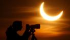 Eine partielle Sonnenfinsternis ist am kommende Dienstag von Deutschland aus zu beobachten. Der dunkle Neumond wird am Vormittag bis zu drei Viertel der Sonne bedecken. Das kosmische Schattenspiel ist in fast ganz Europa, Teilen Asiens und in Nordafrika zu sehen - wenn das Wetter mitspielt. Dieses Foto stammt von einer Sonnenfinsternis aus dem Jahr 2003.



 Foto: dpa