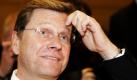 Guido Westerwelle (FDP) zeigt sich nach seiner Attacke auf Hartz-IV-Empfänger und den Sozialstaat unnachgiebig. Nach meiner Kenntnis hat sich die Bundeskanzlerin in der Debatte nicht zu Wort gemeldet sagte Westerwelle dem Kölner-Stadt-Anzeiger. Damit ignoriert der Vizekanzler offenbar die mahnenden Worte von Angela Merkel. Foto: ap