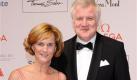 Der bayerische Ministerpräsident Horst Seehofer (CSU, mit seiner Frau Karin) würdigte Eichinger als Multi-Talent. Als Filmproduzent, Drehbuchautor und Regisseur schaffte es Eichinger wie kein Zweiter, Menschen in die Kinosäle zu bringen und mit seinen Filmen zu begeistern, hieß es in einer von der Staatskanzlei in München verbreiteten Mitteilung. Der vielfache Preisträger des Bayerischen Filmpreises habe den Filmstandort Bayern jahrzehntelang entscheidend mitgeprägt und gerade auch mit seinem großen internationalen Renommee gefördert. Foto: dapd