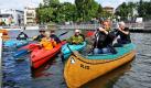 Leipzig ahoi! Freizeitpaddler fahren mit ihren Booten durch den Stadthafen mitten in Leipzig. Der erste Teil des Projekts ist damit fertiggestellt. Perspektivisch ist der Stadthafen ein wichtiger Baustein zur Vervollständigung des Gewässerverbundes Leipziger Neuseenland. Mit der Inbetriebnahme können die Leipziger und ihre Gäste vom Zentrum die Stadt zu Wasser erkunden. Zudem startet ab Frühjahr nächsten Jahres der direkte Bootsverkehr zwischen dem Cospudener See und der Leipziger Innenstadt.  Foto: dpa