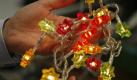 ARCHIV - Elektrische Lichterketten werden am 3. November 2008 beim Technischen Ueberwachungsverein (Tuev) Rheinland in Koeln getestet. Jede dritte Weihnachts-Lichterkette birgt einer EU-Studie zufolge ein unmittelbares Brand- oder Stromschlagrisiko. Wie die Europaeische Kommission am Mittwoch, 2. Dezember 2009, in Bruessel mitteilte, wiesen 30,4 Prozent der untersuchten Produkte schwerwiegende Maengel auf.   (AP Photo/Hermann J. Knippertz, Archiv) ** zu APF5071 ** ---   FILE - In this Nov. 3, 2008 file photo Christmas lights are tested in Cologne, Germany. (AP Photo/Hermann J. Knippertz, File) Foto: ap