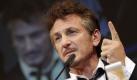 Sean Penn wirkt stets, als sei er gerade aufgestanden - zottelige Frisur, Dreitagebart. Seine zerknautschte Art macht ihn aber erst attraktiv. Der 50-Jährige scheint mit jeder Falte noch mehr an Sex-Appeal dazuzugewinnen. Als er in den 1980ern seinen Druchbruch als Schauspieler hatte, wäre niemand auf die Idee gekommen, Penn anziehend zu finden - mit Ausnahme von Madonna natürlich. Heute kann er sich die Mädels aussuchen. Aktuell wird ihm eine Affäre mit der 24 Jahre jüngeren Scarlett Johansson nachgesagt. Foto: ddp