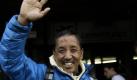 Nepalese veteran mountaineer Apa Sherpa, who has climbed Everest a record 20 times, waves to supporters at the airport before leaving for Mount Everest on an expedition to clear away tons of trash left on the world's highest peak, in Katmandu, Nepal, Wednesday, April 6, 2011. Apa led a team of mountaineers who plan to bring down 11,000 pounds (5,000 kilograms) of garbage during the spring climbing season. Since Everest was first conquered in 1953, thousands of people have climbed it, leaving behind the empty oxygen bottles, ropes, tents and other garbage that made their journey possible. (AP Photo/Binod Joshi) Foto: dapd