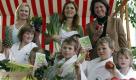 Bundeslandwirtschaftsministerin Ilse Aigner, rechts, posiert am Mittwoch, 3. Februar 2010, zusammen mit Kindern in einem Obst- und Gemuesestand in Berlin. Gemeinsam mit den Bio-Botschafterinnen, der Koechin Sarah Wiener, Mitte, und der Schwimmerin Britta Steffen, links, warb Aigner fuer gesunde Ernaehrung. (apn Photo/Franka Bruns) --- German Agricultural Minister Ilse Aigner, right, poses with children in a fruit and vegetables stand in Berlin, Germany, Wednesday, Feb. 3, 2010. Aigner, along with the so called bio ambassadors, chef Sarah Wiener, standing center, and German swimmer Britta Steffen, standing left, promoted healthy food during the event. (apn Photo/Franka Bruns) Foto: ap