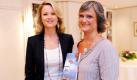 Stephanie zu Guttenberg (links) stellt gemeinsam mit der Autorin Julia von Weiler deren neues Buch Im Netz vor. Die Autorin ist Geschäftsführerin der deutschen Sektion von Innocence in Danger und gibt in ihrer Publikation Tipps, wie Kinder und Jugendliche gefahrlos an das Internet geführt werden können.  Foto: dpa