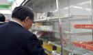 Shelves for food at a convenience store in Tokyo's business district, are seen empty March 11, 2011 after office workers flocked to get their emergency food. A massive 8.8-maginitude earthquake struck northern and eastern Japan Friday, March 11, the highest ever recorded in the country, triggering waves of tsunami that caused widespread damage in many coastal parts of the country. In Tokyo, buildings swayed wildly and the transportation system was disrupted. Foto: dpa