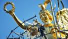 Gerüstbauer demontieren die Stangen und Bretter rund um die Viktoria der Siegessäule in Berlin. Im Rahmen der umfangreichen Reparaturarbeiten an der Siegessäule hat die Figur neues Blattgold bekommen. Allein für das goldene Kleid der Viktoria werden etwa 1.200 Gramm Gold benötigt, die auf einer Fläche von 200 Quadratmetern hauchfein aufgetragen wurden. Von den Berlinern wird die Viktoria liebevoll Goldelse genannt.  Foto: dpa