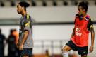 Ronaldinho und Neymar gestern beim Training der brasilianischen Nationalmannschaft: Niemand verkörpert die Hoffnung der Brasilianer mehr als diese beiden Fußballer: Ronaldinho, der alternde Weltstar und Neymar, der junge talentierte Stürmer mit dem Potential eines Christiano Ronaldo. Am Mittwoch im Freundschaftsspiel gegen den langjährigen Rivalen aus Argentinien müssen sich beide behaupten. Foto: dapd
