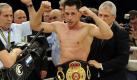 Nach einem umstrittenen Urteil durfte Boxweltmeister Felix Sturm seinen Titel behalten. Der 32 Jahre alte Kölner besiegte in seiner Heimatstadt den Iren Matthew Macklin in zwölf Runden nach Punkten. Der WBA-Superchampion hat damit 36 von 39 Profi-Kämpfen gewonnen. Der ehemalige Europameister Macklin musste in seinem 31. Duell die dritte Niederlage hinnehmen. Allerdings hatte Sturm vor knapp 19.000 Zuschauern von Beginn an große Mühe mit dem energisch angreifenden und sehr kompakt boxenden Herausforderer. Foto: dpa