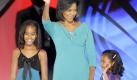 Malia (l) und Sasha Obama (r), hier mit Mama Michelle, haben lange auf einen Hund warten müssen. Papa Obama hatte seinen Töchtern den Hund als Entschädigung für die Strapazen des Wahlkampfjahres versprochen. Der sechs Monate alte Bo ist ein Geschenk von Senator Edward Ted Kennedy. Foto: dpa