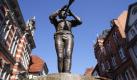 725 Jahre alt ist die Legende des Rattenfängers von Hameln. Davon zeugt nicht nur ein Abbild. Foto: Hameln Marketing und Tourismus GmbH