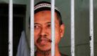 Der mutmaßlich militante Indonesier Bahrudin Latif, bekannt als Baridin, der der Stiefvater des toten Terroristenführers Noordin M. Top ist, spricht vor seiner Verhandlung aus einer Zelle in Jakarta mit Journalisten. Die Anklage plädiert auf sechs Jahre Gefängnis für Baridin, der beschuldigt wird, Top versteckt gehalten zu haben. Foto: ap