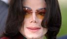 ARCHIV: Michael Jackson vor dem Santa Barbara County Courthouse in Santa Maria, Kalifornien (Foto vom 17.03.05). Fuer Aussenstehende ist es meist nicht nachvollziehbar, wie Prominente mit ihrem glamouroesen Leben ungluecklich sein koennen. Sie sind ebenso schoen wie reich und scheinen ein erfuelltes Luxusleben zu fuehren. Doch der Schein truegt allzu oft. In der Musikgeschichte gibt es zahlreiche Beispiele von Saengern, deren Leben trotz ihres Erfolges von Eskapaden und zerstoererischen Exzessen gepraegt war und viel zu frueh endete: Am Samstagnachmittag (11.02.12) wurde nun Whitney Houston mit nur 48 Jahren tot in einem Hotelzimmer in Beverly Hills aufgefunden. (zu dapd-Text)
Foto: Michael A. Mariant/AP/dapd Foto: dapd