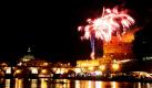 Ein Feuerwerk erhellt den Nachthimmel über der Engelsburg (rechts) und dem Petersdom in Rom. Der 29. Juni wird als katholischer Gedenktag gefeiert, der zu Ehren der Apostel Peter und Paul begangen wird. Foto: ap