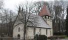 Die Wehrkirche im kleinenOrt Oberschüpf wurde bereits imJahr 807 das erste Mal urkundlich erwähnt. Noch heute sind an den Seitenwänden in demGotteshaus historische Fresken zu bewundern, die den Leidensweg Jesu nachzeichnen. Foto: K. Walter