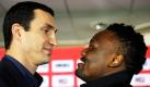 Wladimir Klitschko (links) und sein Herausforderer Dereck Chisora aus Großbritannien treffen während einer Pressekonferenz in der SAP Arena in Mannheim aufeinander. Chisora, der sich selbstbewusst gab, sollte hoffen, dass Schwergewicht-Weltmeister Wladimir Klitschko am 11. Dezember mit ihm nicht dasselbe anstellt, wie Vitali Klitschko am Wochenende mit Shannon Briggs. Der 38-jährige US-Amerikaner liegt seit Sonntag auf einer Intensivstation. Foto: dapd