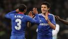 Der englische Fußball-Meister FC Chelsea hat den Einzug ins Achtelfinale so gut wie sicher. Die Londoner feierten mit dem 2:0 (2:0) bei Spartak Moskau ebenfalls ihren dritten Erfolg. Ashley Cole gratuliert Juri Zirkow (r) zum Auftakttor. Foto: dpa
