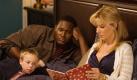 Jae Head als S.J., Quinton Aaron als Michael Oher (M.) und Sandra Bullock als Leigh Anne Touhy in dem Drama 'Blind Side - Die grosse Chance' von John Lee Hancock. Als Leigh Anne Tuohy erfaehrt, dass der Klassenkamerad ihrer Tochter, Michael, quasi obdachlos ist, nimmt sie ihn in ihrer Familie auf. Der uebergewichtige Junge kann kaum lesen und schreiben, doch ist er ein sehr talentierter Footballspieler. Die Familie Tuohy hilft ihm mit grosser Zuneigung sein eigenes Potential zu erkennen und auszuschoepfen. So wird Michael zum umjubelten Footballstar. (zu ddp-Text) (weitere Bilder unter http:/ / www.ddpimages.com) Foto: Warner Bros. Ent./ ddp Foto: Warner Bros. Ent./ ddp
