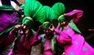 Folklorekünstler treffen im indischen Bhangra letzte Vorbereitungen für eine traditionelle Tanzveranstaltung anlässlich des Baisakhi-Festes. Das farbenfrohe Fest markiert im Sikhismus den Beginn des neuen Jahres. Foto: ap
