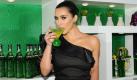 It-Girl Kim Kardashian ist das neue Gesicht eines Melonenlikörs: Bei der Midori Melon Liqueur Trunk Show in Trousdale, West Hollywood, wo das Getränk erstmals beworben wurde, setzte sie sich und den quietschgrünen Schnaps gekonnt in Szene.  Foto: action press