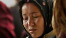 A grieving woman mourns at a prayer performed by Buddhist monks before taking the body of her relative from a makeshift mortuary outside the government hospital in Leh, India, Sunday, Aug. 8, 2010. Rescuers tried to reach hundreds of people still cut off in several villages in a rugged Himalayan terrain as flash floods killed scores of people in the past three days. (AP Photo/Gurinder Osan) Foto: ap