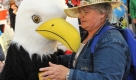 Mit einem bunten Bürgerfest haben in Saarbrücken die zentralen Feierlichkeiten zum Tag der Deutschen Einheit begonnen. Und für ein Tänzchen mit dem Bundesadler ist man nie zu alt.  Foto: dpa