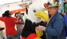 Beim Bürgerfest in Saarbrücken zum Tag der Deutschen Einheit bat der Bundesadler höchstpersönlich zum Tanz. Foto: dpa